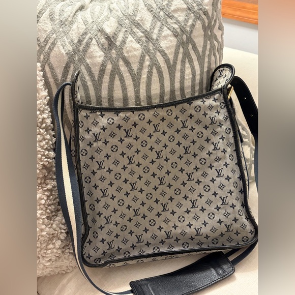 Authentic LOUIS VUITTON Monogram Mini
Buzas Marie Kate Bag Blue - Picture 2 of 12